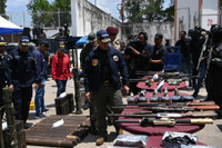 Hình ảnh mới nhất vụ Venezuela trấn áp băng đảng biến nhà tù thành tụ điểm ăn chơi