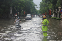 Cảnh sát giao thông dầm mình trong mưa lớn, đường ngập để phân luồng chống ùn tắc