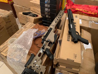 Tận thấy những khẩu súng đồ chơi được làm y như súng quân dụng, bị CSHS thu giữ 