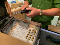 Tận thấy những khẩu súng đồ chơi được làm y như súng quân dụng, bị CSHS thu giữ 