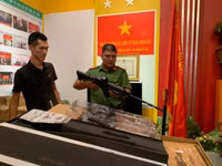 Tận thấy những khẩu súng đồ chơi được làm y như súng quân dụng, bị CSHS thu giữ 