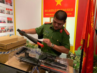Tận thấy những khẩu súng đồ chơi được làm y như súng quân dụng, bị CSHS thu giữ 