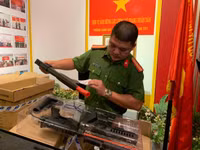 Tận thấy những khẩu súng đồ chơi được làm y như súng quân dụng, bị CSHS thu giữ 