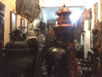 Hàng trăm cổ vật trộm cắp được ngụy trang trong căn nhà buôn gỗ cũ