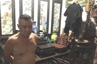 Hàng trăm cổ vật trộm cắp được ngụy trang trong căn nhà buôn gỗ cũ