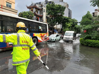 Cảnh sát giao thông dầm mình trong mưa lớn, đường ngập để phân luồng chống ùn tắc