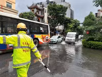 Cảnh sát giao thông dầm mình trong mưa lớn, đường ngập để phân luồng chống ùn tắc