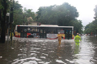 Cảnh sát giao thông dầm mình trong mưa lớn, đường ngập để phân luồng chống ùn tắc