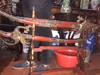 Hàng trăm cổ vật trộm cắp được ngụy trang trong căn nhà buôn gỗ cũ