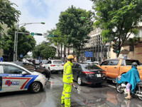 Cảnh sát giao thông dầm mình trong mưa lớn, đường ngập để phân luồng chống ùn tắc