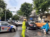 Cảnh sát giao thông dầm mình trong mưa lớn, đường ngập để phân luồng chống ùn tắc