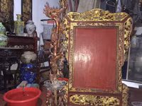 Hàng trăm cổ vật trộm cắp được ngụy trang trong căn nhà buôn gỗ cũ