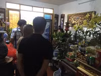 Hàng trăm cổ vật trộm cắp được ngụy trang trong căn nhà buôn gỗ cũ