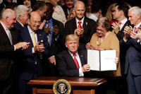 [Ảnh] Mỹ nở rộ phong trào ủng hộ “Hãy để Cuba sống!”