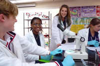 Thời trung học của 'cậu út' Barron Trump qua hé lộ của bạn bè