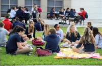 Thời trung học của 'cậu út' Barron Trump qua hé lộ của bạn bè