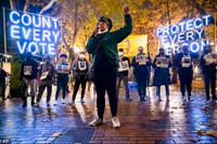 [Ảnh] Hai ngày sau bầu cử: Nước Mỹ chia rẽ và nín thở chờ kết quả