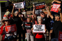 [Ảnh] Hai ngày sau bầu cử: Nước Mỹ chia rẽ và nín thở chờ kết quả