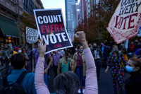 [Ảnh] Hai ngày sau bầu cử: Nước Mỹ chia rẽ và nín thở chờ kết quả