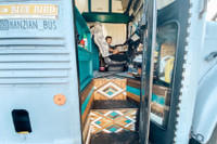 [ẢNH] Cận cảnh căn nhà di động đặc biệt trên xe buýt của cặp vợ chồng Mỹ