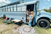 [ẢNH] Cận cảnh căn nhà di động đặc biệt trên xe buýt của cặp vợ chồng Mỹ