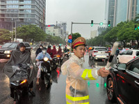 Hình ảnh Cảnh sát giao thông Hà Nội đội mưa lớn, phân luồng giúp nhân dân đi lại an toàn