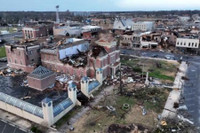 Hình ảnh ‘lốc xoáy thế kỷ’ tàn phá nước Mỹ khiến hơn 80 người thiệt mạng