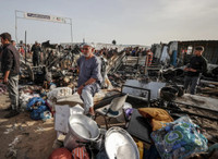 Những hình ảnh khó kìm lòng sau vụ không kích của Israel vào trại tị nạn ở Rafah