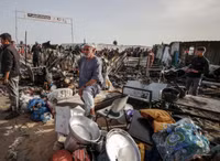 Những hình ảnh khó kìm lòng sau vụ không kích của Israel vào trại tị nạn ở Rafah