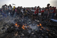 Những hình ảnh khó kìm lòng sau vụ không kích của Israel vào trại tị nạn ở Rafah