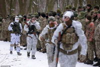 Hàng nghìn thanh niên Ukraine gia nhập lực lượng dự bị và ráo riết luyện tập