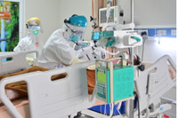 Indonesia: Không chịu đeo khẩu trang sẽ phải đi đào mộ cho các nạn nhân Covid-19 