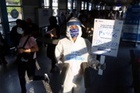 Indonesia: Không chịu đeo khẩu trang sẽ phải đi đào mộ cho các nạn nhân Covid-19 