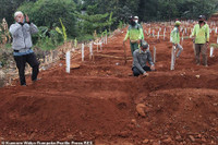 Indonesia: Không chịu đeo khẩu trang sẽ phải đi đào mộ cho các nạn nhân Covid-19 