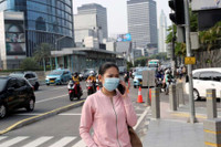 Indonesia: Không chịu đeo khẩu trang sẽ phải đi đào mộ cho các nạn nhân Covid-19 