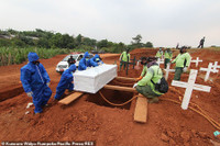 Indonesia: Không chịu đeo khẩu trang sẽ phải đi đào mộ cho các nạn nhân Covid-19 