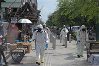 Indonesia: Không chịu đeo khẩu trang sẽ phải đi đào mộ cho các nạn nhân Covid-19 