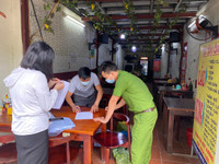 [Ảnh] Công an Hà Nội vận động chủ các cửa hàng ăn, uống chỉ bán mang về, đóng cửa cắt tóc gội đầu