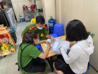 [Ảnh] Công an Hà Nội vận động chủ các cửa hàng ăn, uống chỉ bán mang về, đóng cửa cắt tóc gội đầu