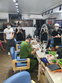 [Ảnh] Công an Hà Nội vận động chủ các cửa hàng ăn, uống chỉ bán mang về, đóng cửa cắt tóc gội đầu