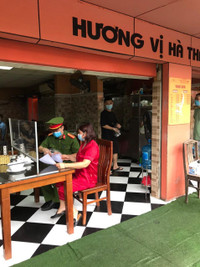 [Ảnh] Công an Hà Nội vận động chủ các cửa hàng ăn, uống chỉ bán mang về, đóng cửa cắt tóc gội đầu