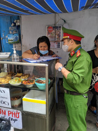 [Ảnh] Công an Hà Nội vận động chủ các cửa hàng ăn, uống chỉ bán mang về, đóng cửa cắt tóc gội đầu