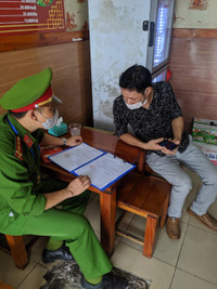 [Ảnh] Công an Hà Nội vận động chủ các cửa hàng ăn, uống chỉ bán mang về, đóng cửa cắt tóc gội đầu
