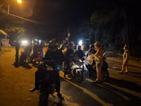 Cảnh sát giao thông tặng đồ ăn, nước uống, dẫn đường để người dân về quê tránh dịch