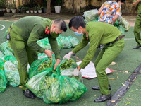 Những giọt mồ hôi giữa nắng hè, chia sẻ yêu thương, ấm lòng mùa dịch