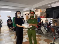 Đến với những người neo đơn, khó khăn để tiếp thêm sức mạnh vượt qua Covid-19