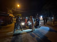 Cảnh sát giao thông tặng đồ ăn, nước uống, dẫn đường để người dân về quê tránh dịch