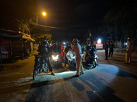 Cảnh sát giao thông tặng đồ ăn, nước uống, dẫn đường để người dân về quê tránh dịch