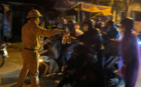 Cảnh sát giao thông tặng đồ ăn, nước uống, dẫn đường để người dân về quê tránh dịch