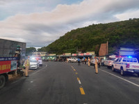 Cảnh sát giao thông tặng đồ ăn, nước uống, dẫn đường để người dân về quê tránh dịch